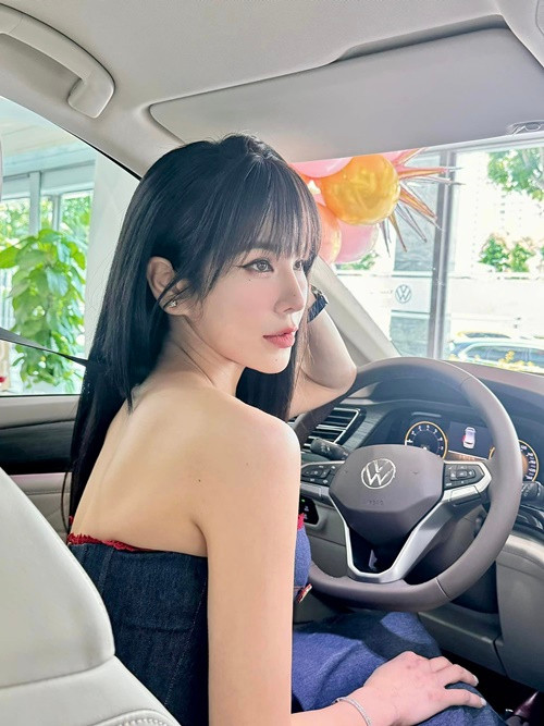 Người mẫu Diệp Lâm Anh chia sẻ: “Hành trình 12 năm đèn sách của Boorin. Mẹ Cún tặng bạn Boo chiếc xe mà bạn thích, phải cửa lùa và có ghế massage theo đúng yêu cầu. Rồi mẹ Cún làm tài xế luôn. Con đi học phải có phiếu bé ngoan. Mẹ lái xe phải phấn đấu mỗi ngày được đánh giá 5 sao”. Ảnh: FB Diệp Lâm Anh.