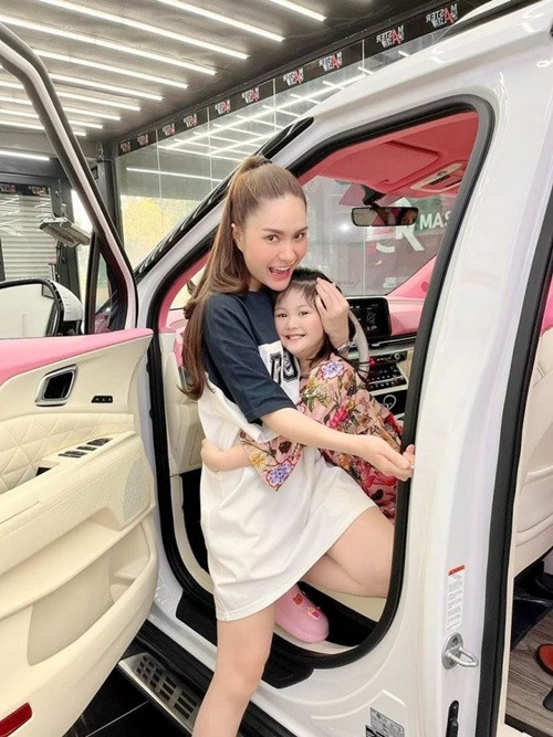 Tháng 6/2023, vợ chồng Đoàn Di Băng tìm mua một chiếc xe hơi mui trần dưới 1 tỷ làm quà cho con gái thứ 2. Ảnh: Phụ Nữ Pháp Luật.