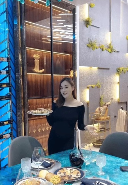 Nữ diễn viên trổ tài nấu nướng trong căn bếp hiện đại. Ảnh: FB Phương Oanh.