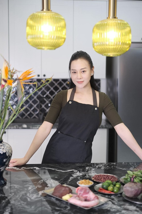 Căn bếp là nơi yêu thích của Phương Oanh bởi cô đam mê nấu ăn. Ảnh: FB Phương Oanh.