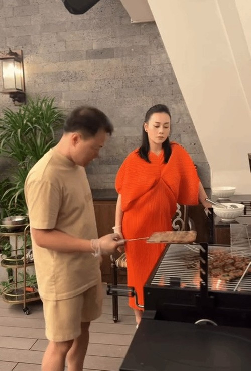 Với những món nướng, Phương Oanh thường sử dụng bếp ở ngoài ban công. Ảnh: FB Phương Oanh.