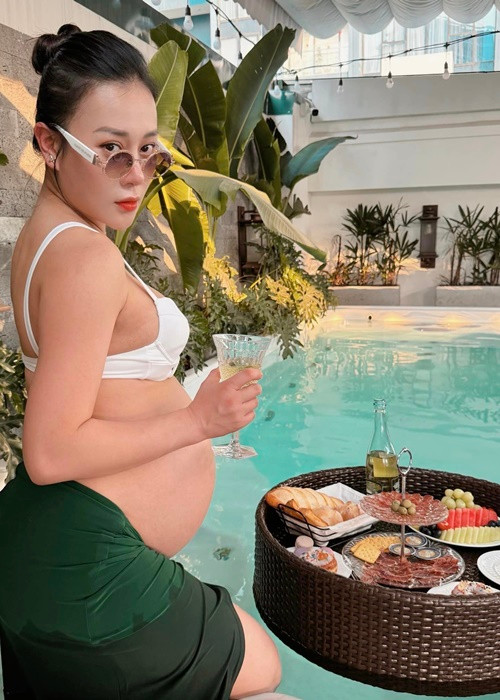 Biệt thự của vợ chồng Phương Oanh có bể bơi để gia đình cô có thể thỏa thích bơi lội. Ảnh: FB Phương Oanh.