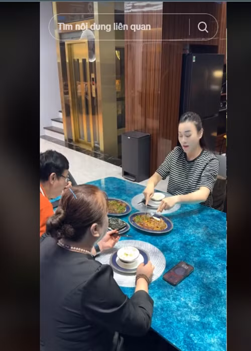 Phương Oanh nấu ăn cho chồng con. Ngoài ra, cô còn từng mời bố mẹ đến nhà ăn uống. Ảnh: FB Phương Oanh.