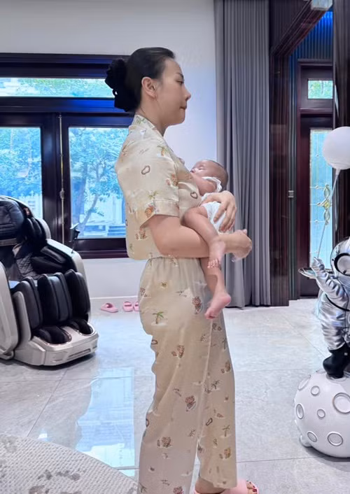 Nữ diễn viên chia sẻ hình ảnh mặc đồ ngủ, ru con. Ảnh: FB Phương Oanh.