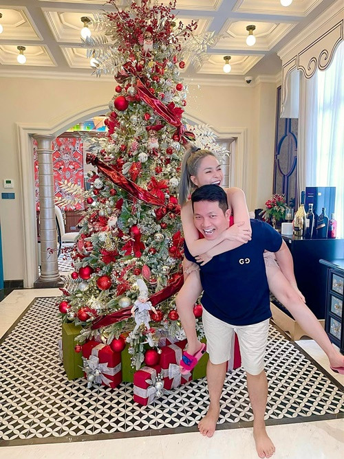 Kỷ niệm 2 năm ngày cưới, Di Băng được chồng tặng xe 2 tỷ. Nhân ngày 20/10/2020, cô được chồng tặng chiếc xe có giá hơn 20 tỷ đồng.