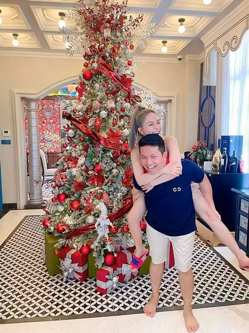 Kỷ niệm 2 năm ngày cưới, Di Băng được chồng tặng xe 2 tỷ. Nhân ngày 20/10/2020, cô được chồng tặng chiếc xe có giá hơn 20 tỷ đồng.