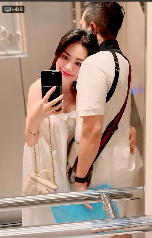 Đoàn Di Băng còn được chồng tặng siêu xe màu cam Mercedes AMG G63 trị giá 13,5 tỷ đồng, dép Hermes, đồng hồ Richard Mille.