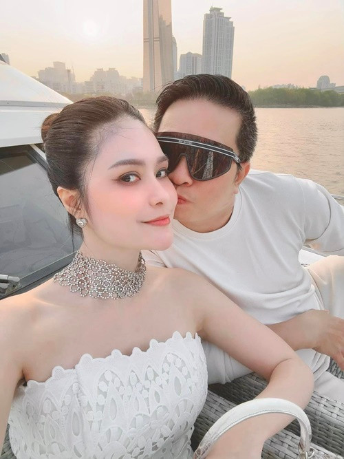 Khi mang bầu lần 2, nữ ca sĩ được chồng tặng căn biệt thự trị giá 22 tỷ đồng.