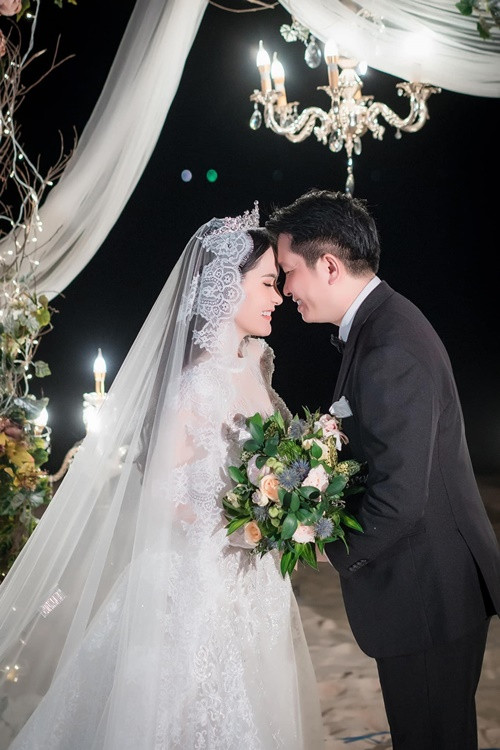 Đoàn Di Băng và doanh nhân Quốc Vũ kết hôn năm 2012. Nữ ca sĩ được xem là một trong những mỹ nhân Việt có số hưởng nhất Vbiz khi được ông xã vô cùng chiều chuộng.