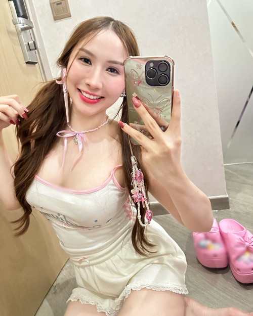 Cô nàng hiện tại có 1,1 triệu fan trên Facebook, gần 1 triệu người theo dõi trên Instagram.