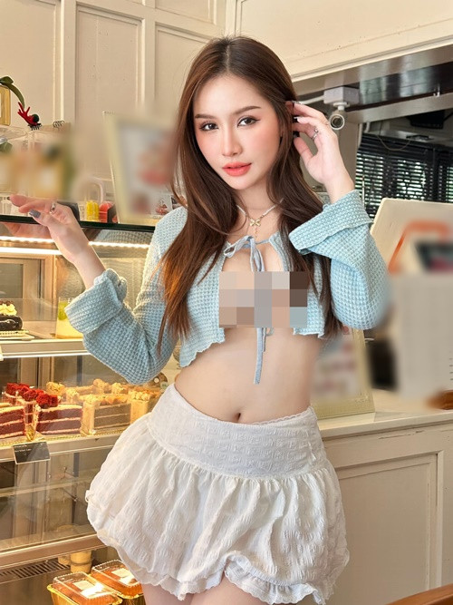 Nhiều người cho rằng việc Yumiko mặc như không nơi đông người trông rất phản cảm.