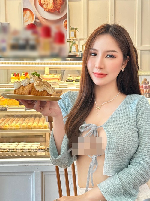 Cô nàng diện váy ngắn kết hợp với áo crop top.