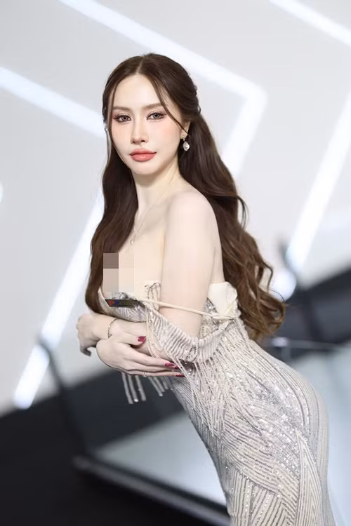 Yumiko diện chiếc váy "buông lơi" thềm ngực.