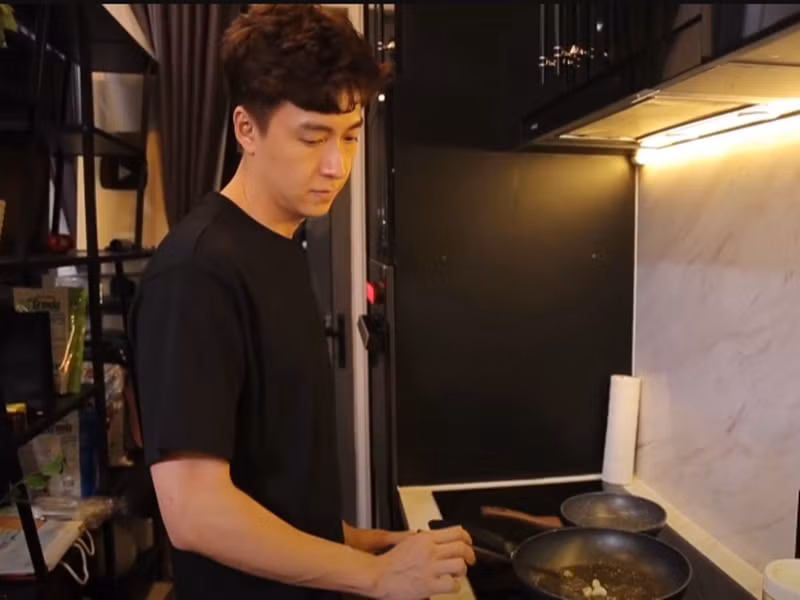 Ngô Kiến Huy rất mê nấu ăn nên tự tay vào bếp. Ảnh: Youtube Ngô Kiến Huy.