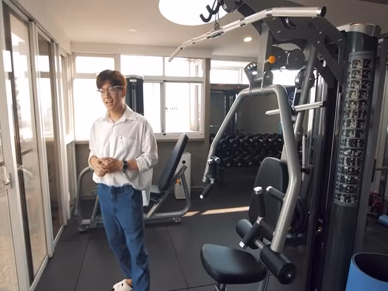 Trong penthouse, nam ca sĩ có phòng tập gym với đầy đủ các thiết bị tập luyện. Ảnh: Youtube Ngô Kiến Huy.
