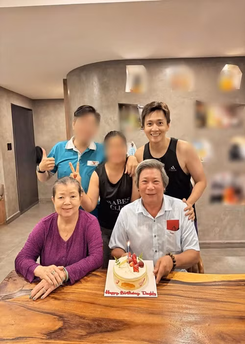 Nam ca sĩ tổ chức sinh nhật cho bố tại nhà riêng. Ảnh: FB Ngô Kiến Huy.