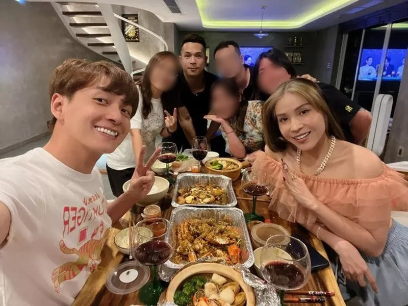 Ngô Kiến Huy thường xuyên mời bạn bè đến nhà ăn uống. Ảnh: Vietnamnet.