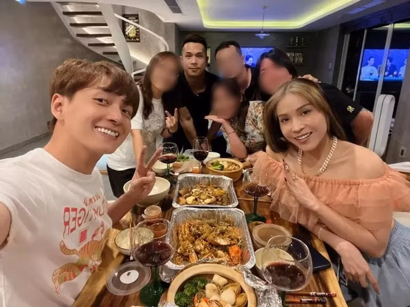 Ngô Kiến Huy thường xuyên mời bạn bè đến nhà ăn uống. Ảnh: Vietnamnet.