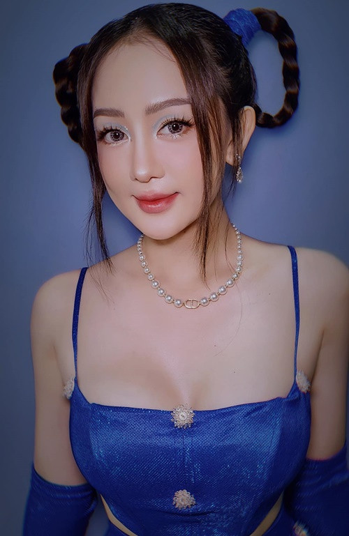 Bạn gái Liên Bỉnh Phát thường trang điểm đậm khi đi hát. Ảnh: FB Ngọc Kayla.