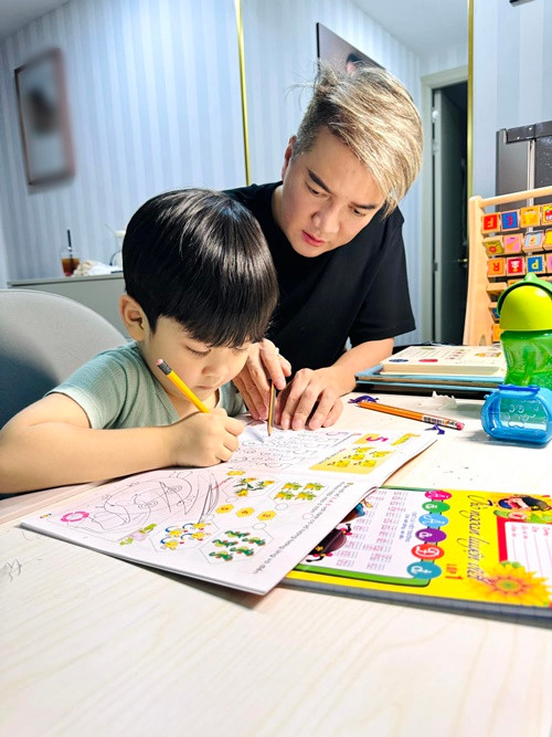Nam ca sĩ dạy quý tử học, chơi cùng con khi rảnh rỗi. Ảnh: FB Đàm Vĩnh Hưng.