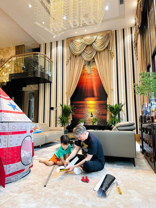 Đàm Vĩnh Hưng sống cùng mẹ và con trai. Ảnh: FB Đàm Vĩnh Hưng.