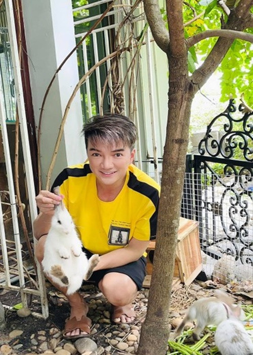 Đàm Vĩnh Hưng cũng thích vui đùa cùng thú cưng. Ảnh: FB Đàm Vĩnh Hưng.