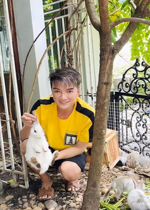 Đàm Vĩnh Hưng cũng thích vui đùa cùng thú cưng. Ảnh: FB Đàm Vĩnh Hưng.