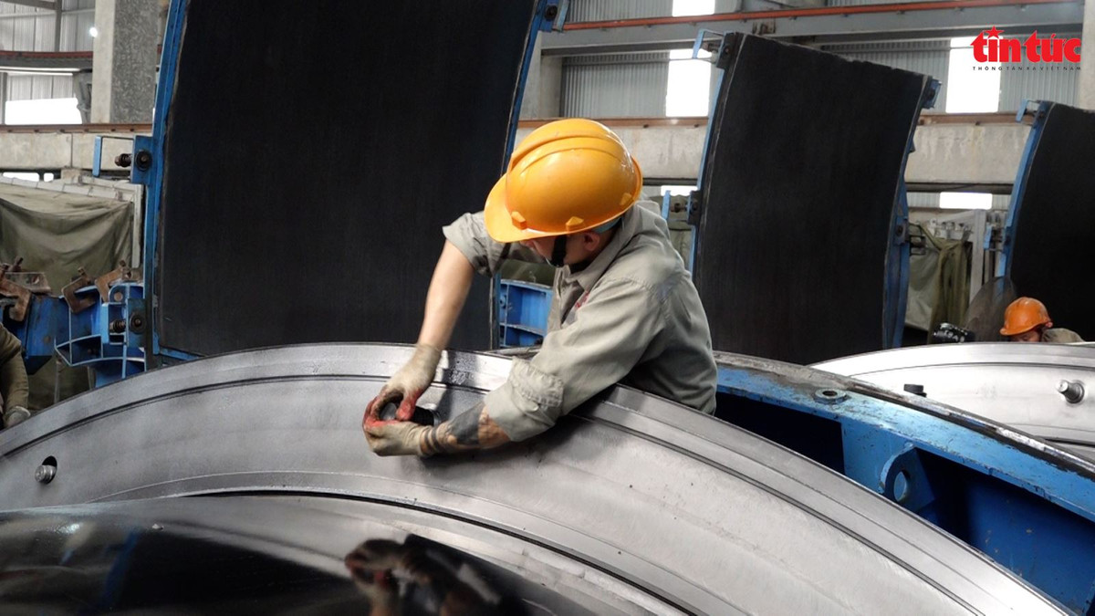 Sau khi bê tông đạt cường độ cần thiết, đội ngũ công nhân sẽ tiến hành tháo khuôn và kiểm tra chất lượng, các thông số kỹ thuật như kích thước, độ phẳng, và cường độ nén.