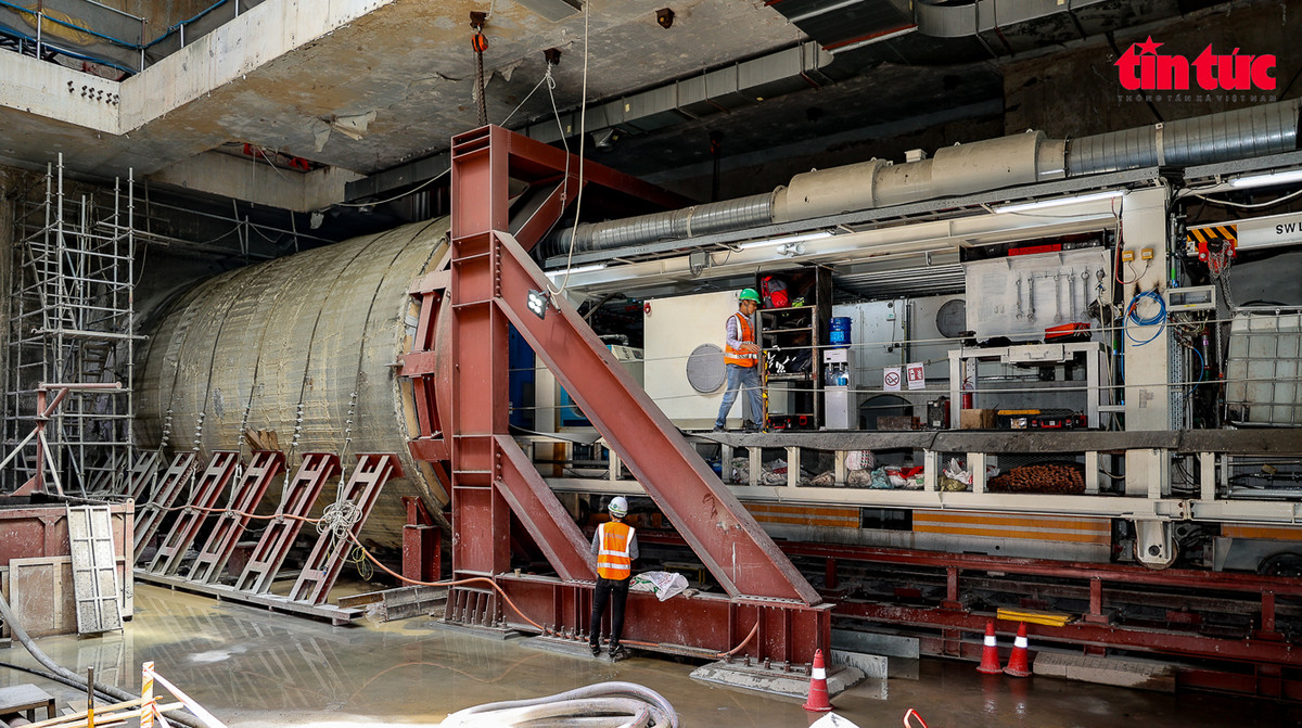 Theo ông Nguyễn Văn An, yêu cầu về tuổi thọ của vỏ hầm phải đạt được 100 năm, nên từ khâu vật liệu đầu vào, khâu kiểm soát, khâu chế tạo và thu hoàn thiện mỹ quan hình ảnh phải đạt tiêu chí rất cao. Để đáp ứng tiến độ dự án, hiện nhà máy đang vận hành 2 dây chuyền sản xuất 24/7. Dự kiến hết quý I/2025, nhà máy sẽ kết thúc khâu sản xuất vỏ hầm này. Hiện máy TBM đã tiến sâu vào lòng đất hơn 50 mét; khoan đến đâu, các vỏ hầm được máy lắp đặt đến đó.