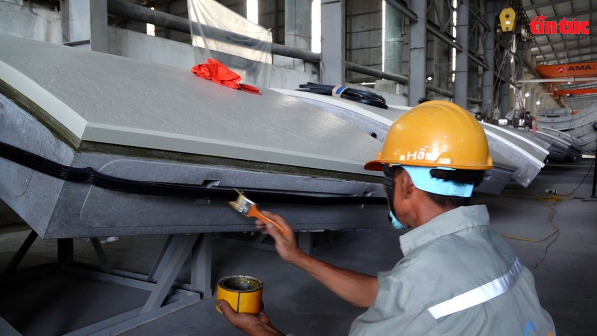 Bề mặt bê tông được xử lý để đảm bảo độ mịn và thẩm mỹ, vỏ hầm được quét phủ lên 2 lớp sơn chống thấm, mỗi lớp dày ≥ 100µm. Thời gian bảo dưỡng có thể kéo dài từ vài giờ đến vài ngày, tùy thuộc vào điều kiện cụ thể, trung bình khoảng 8 tiếng.