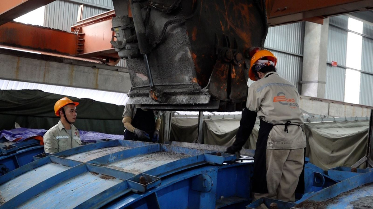 Bê tông được trộn bằng trạm trộn tự động theo tỷ lệ cấp phối được lập trình bằng máy tính, sau đó được đổ vào khuôn đúc đã lắp cốt thép, sử dụng các kỹ thuật đầm rung để loại bỏ bọt khí và đảm bảo bê tông phân bố đều.