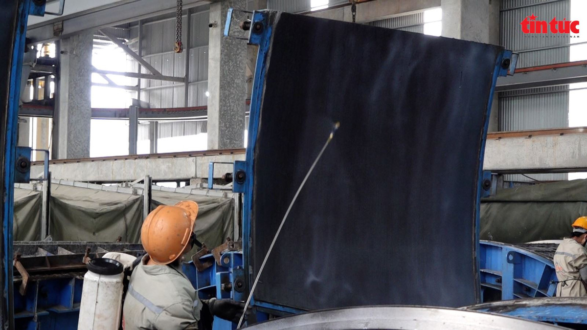 Sau đó, bê tông được bảo dưỡng theo đúng quy trình kỹ thuật bằng cách giữ ẩm và kiểm soát nhiệt độ để đảm bảo cường độ và chất lượng.