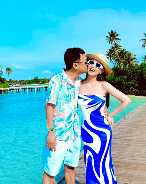 Lã Thanh Huyền thường xuyên được chồng tặng quà đắt tiền. Ngày Lã Thanh Huyền chuẩn bị lâm bồn, doanh nhân Trần Anh tặng chiếc xế hộp 4 tỷ. Kỷ niệm 4 năm ngày cưới, hai vợ chồng du lịch châu Âu. Ảnh: FB Lã Thanh Huyền.