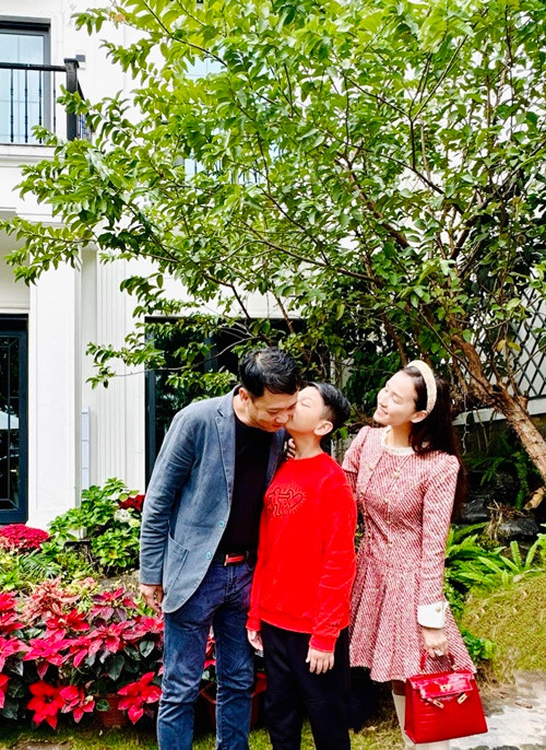 Vợ chồng Lã Thanh Huyền và con trai đang sống trong căn biệt thự diện tích 450m2 và 150m2 sân vườn ở trung tâm Hà Nội. Ảnh: FB Lã Thanh Huyền.