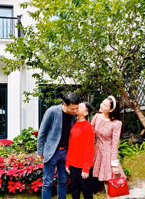 Vợ chồng Lã Thanh Huyền và con trai đang sống trong căn biệt thự diện tích 450m2 và 150m2 sân vườn ở trung tâm Hà Nội. Ảnh: FB Lã Thanh Huyền.