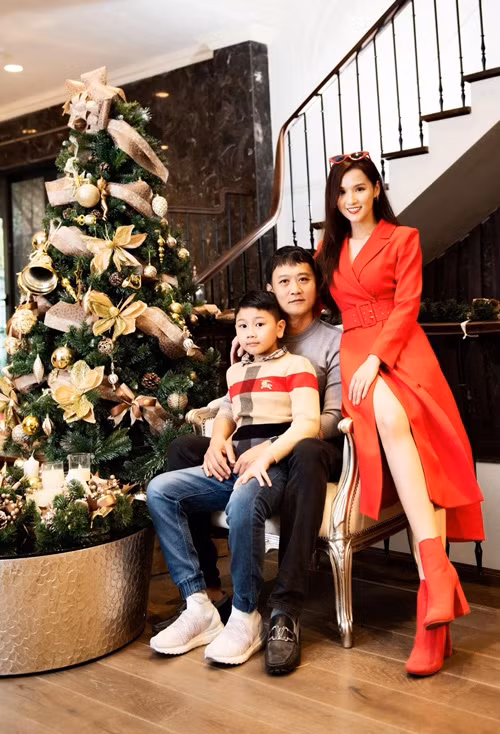 Theo Vietnamnet, vợ chồng nữ diễn viên mua căn biệt thự với giá 2 triệu USD (khoảng 48 tỷ đồng) và mất gần 2 năm sửa chữa với chi phí khoảng 10 tỷ đồng. Ảnh: FB Lã Thanh Huyền.