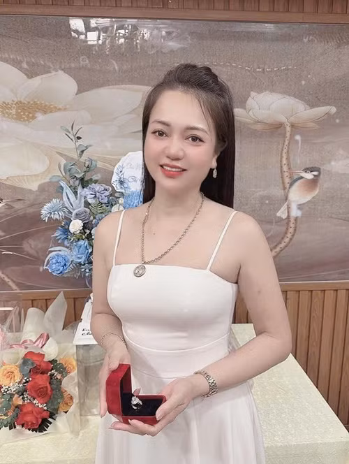 Ở đời thường, Thu Hà chuộng váy áo hai dây bó sát. Ảnh: FB Thu Hà.