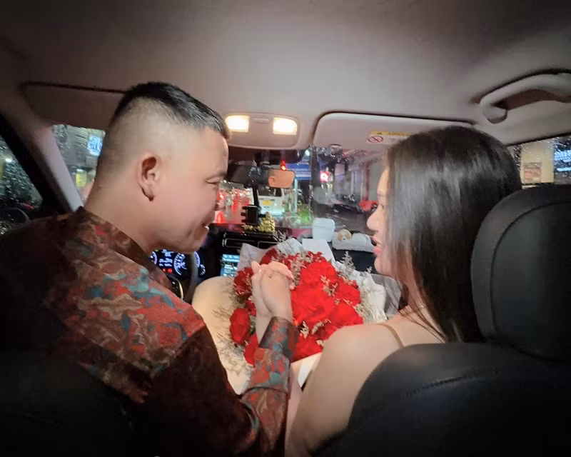 Cặp đôi có nhiều khoảnh khắc ngọt ngào bên nhau. Ảnh: FB Hiệp Gà.