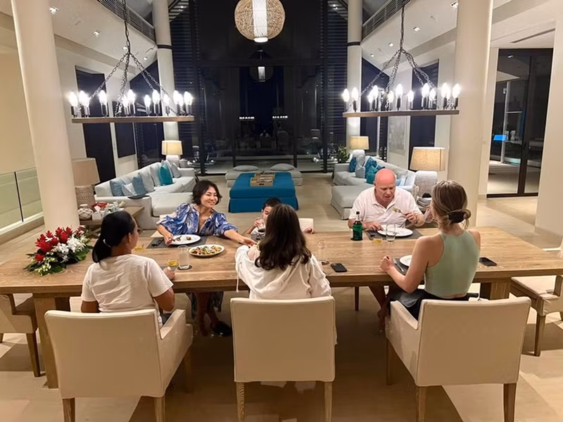 Từ năm 2020, để hỗ trợ chồng kinh doanh, nữ ca sĩ sang Singapore sống cùng bạn đời và con trai. Ảnh: FB Thu Minh.