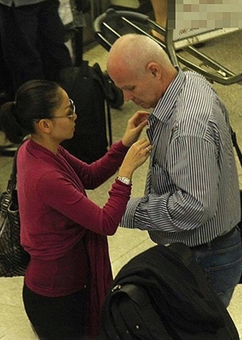 Thu Minh cũng chăm sóc chồng ngoại quốc tận tình. Ảnh: FB Thu Minh.