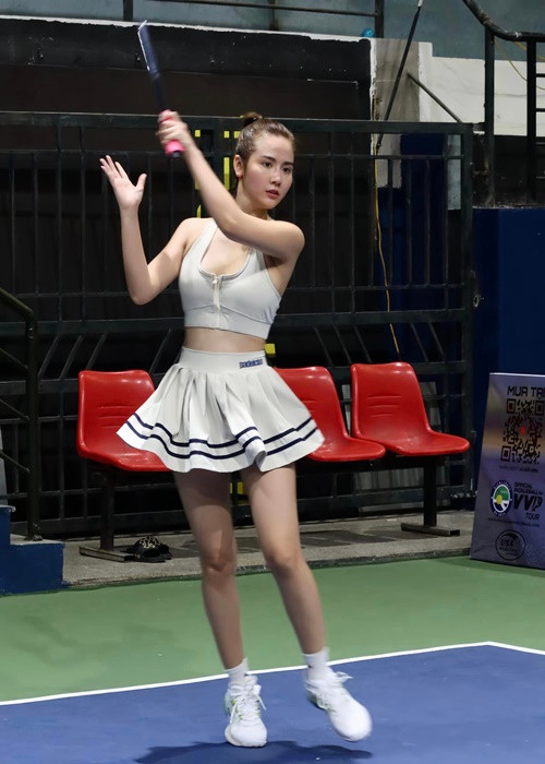 Trên sân pickleball, Huyền Lizzie lựa chọn set trang phục trẻ trung, năng động nhưng không kém phần gợi cảm. Ảnh: FB Huyền Lizzie.