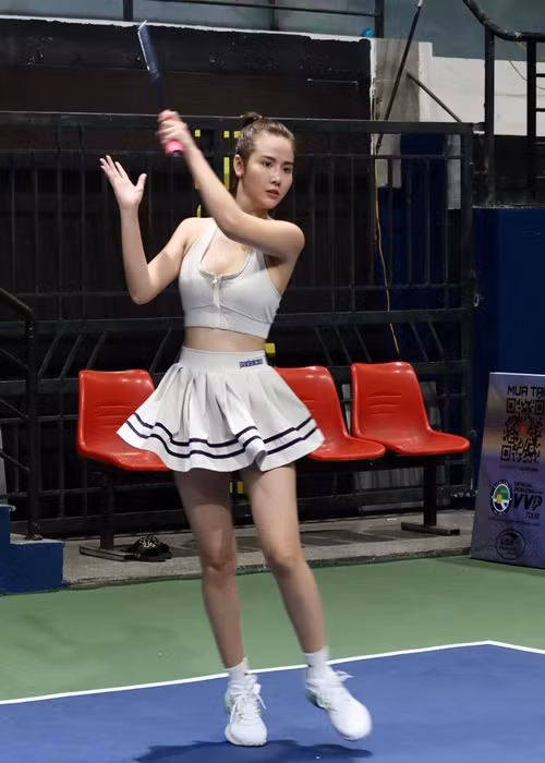 Trên sân pickleball, Huyền Lizzie lựa chọn set trang phục trẻ trung, năng động nhưng không kém phần gợi cảm. Ảnh: FB Huyền Lizzie.