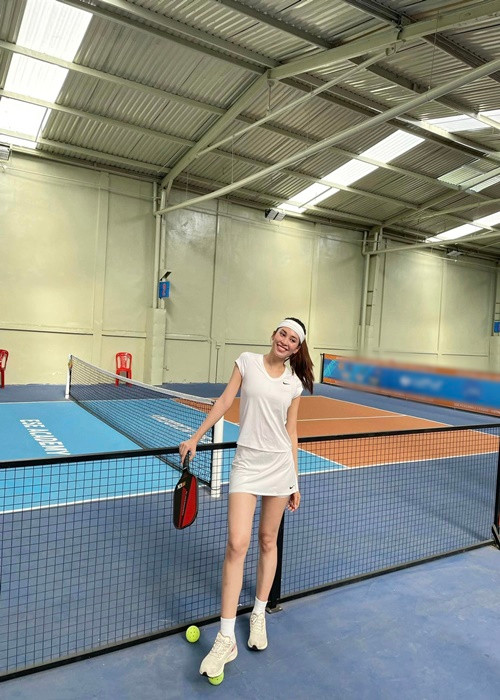 Tiểu Vy thường chọn trang phục tông trắng khi chơi pickleball. Ảnh: FB Tiểu Vy.
