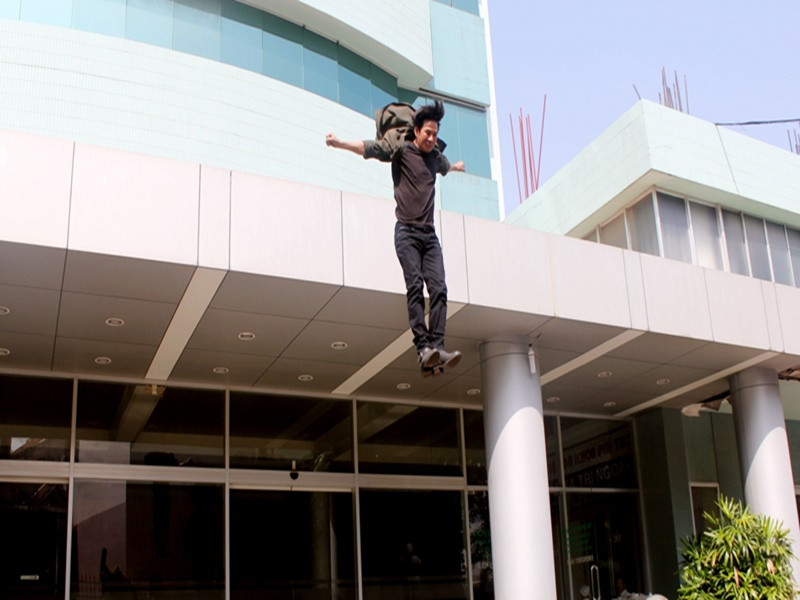 Lý Hải còn bị chấn thương cột sống phải nhập viện khi tiếp đất sai tư thế trong cảnh quay nhảy từ lầu 4 của tòa nhà xuống đất để giải cứu một em bé. Ảnh: VOV.