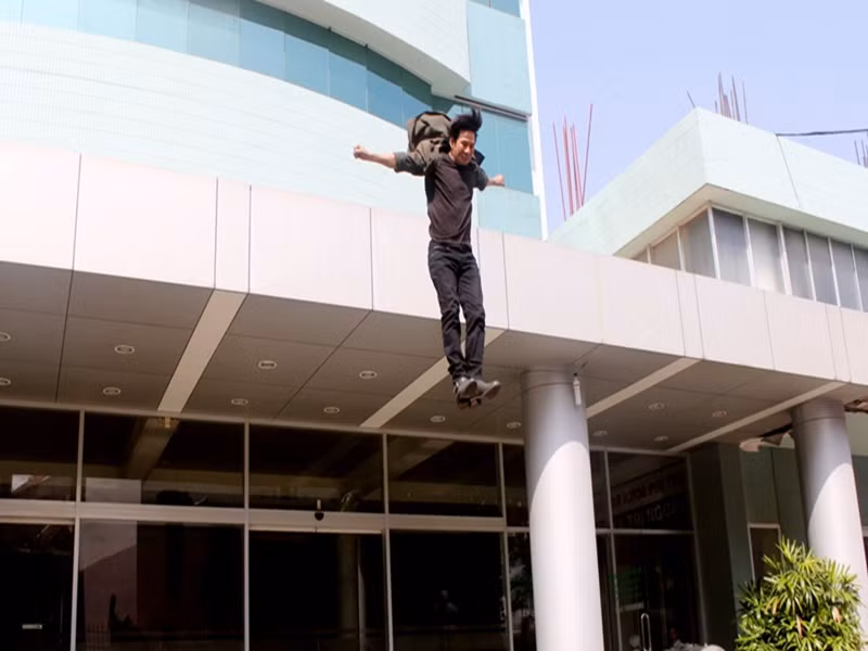 Lý Hải còn bị chấn thương cột sống phải nhập viện khi tiếp đất sai tư thế trong cảnh quay nhảy từ lầu 4 của tòa nhà xuống đất để giải cứu một em bé. Ảnh: VOV.