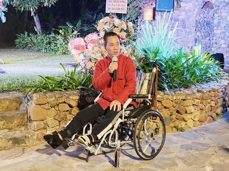 Đóng Đại gia chân đất 14, đạo diễn Trần Bình Trọng bị gãy xương chày khi nhảy từ độ cao trên 2 mét xuống biển vì không ngờ thủy triều rút quá nhanh. “Cảnh quay đó là đại cảnh, anh Trọng nhảy xong vẫn đang quay, diễn viên đứng trên bờ không thấy đạo diễn đâu tưởng đang diễn sâu. Cắt cảnh quay một lúc anh em hô đạo diễn hết rồi lên đi cũng không thấy đâu, ngó xuống hoá ra anh ngất dưới đó rồi”, nghệ sĩ Trung Hiếu chia sẻ trên Vietnamnet. Ảnh: Vietnamnet.