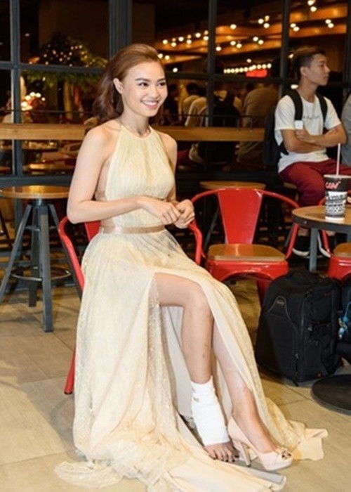 Trong một pha rượt đuổi phim Găng tay đỏ, do không phanh kịp, Ninh Dương Lan Ngọc bị ngã, va chạm khiến chân bị móc ngược vào bánh xe. Lan Ngọc bị gãy xương chân, phải bó bột. Ảnh: Znews.