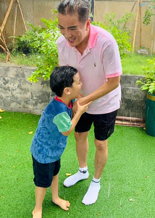 Nam ca sĩ dành nhiều thời gian cho con trai.