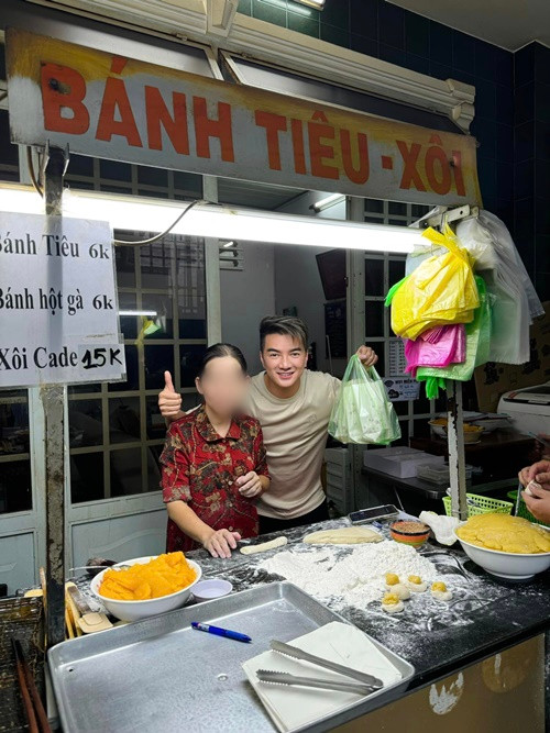 Trước đó, vào tháng 7/2024, Đàm Vĩnh Hưng bị xử phạt hành chính 27,5 triệu đồng cũng như bị cấm diễn và ra sản phẩm nghệ thuật trong 9 tháng sau khi đeo huy hiệu “lạ” trong đêm nhạc tháng 5/2024.