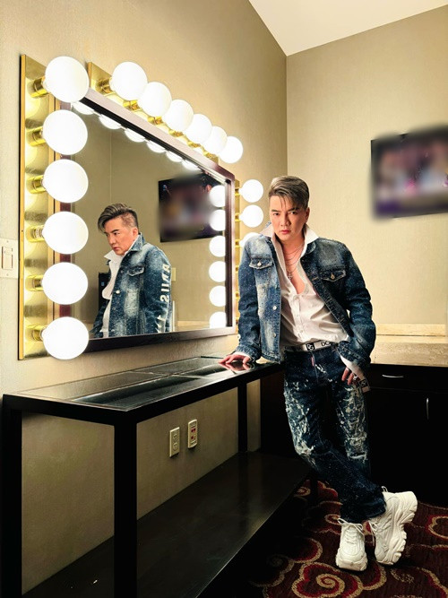 Cách đây không lâu, Mr Đàm gây chú ý khi tiết lộ anh bị lừa đảo mất 200 triệu. Nam ca sĩ chia sẻ, một người tự xưng là công an gọi để hỗ trợ định danh tài khoản. “Nó nói là phải sử dụng điện thoại vào hệ Android mới làm được vì hệ thống đồng bộ như vậy. Nó dùng quét mặt nha mọi người. Hưng bị rút hơn 200 triệu. Mọi người thật sự cảnh giác nha. Thủ đoạn siêu tinh vi", Đàm Vĩnh Hưng cho biết.